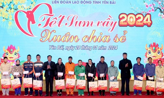 Chủ tịch UBND tỉnh Yên Bái Trần Huy Tuấn tặng quà cho đoàn viên, người lao động. Ảnh: Đức Toàn