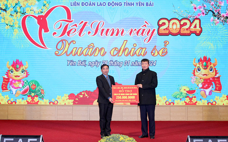 Chủ tịch UBND tỉnh Yên Bái Trần Huy Tuấn trao hỗ trợ 250 triệu đồng cho LĐLĐ tỉnh để chăm lo cho đoàn viên, công nhân lao động.
