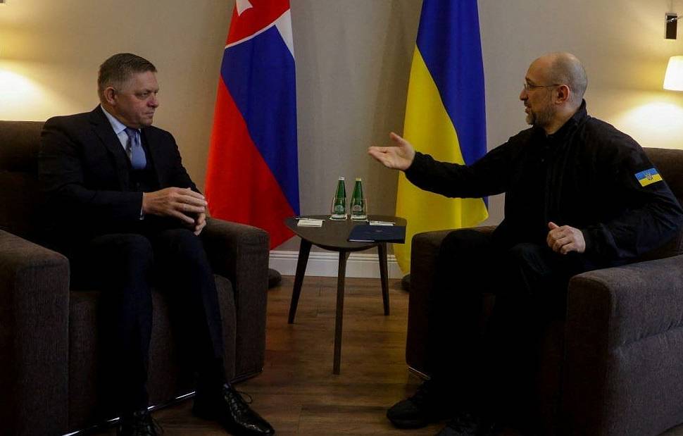 Thủ tướng Slovakia Robert Fico (trái) và Thủ tướng Ukraina Denys Shmyhal. Ảnh: Văn phòng báo chí Chính phủ Ukraina