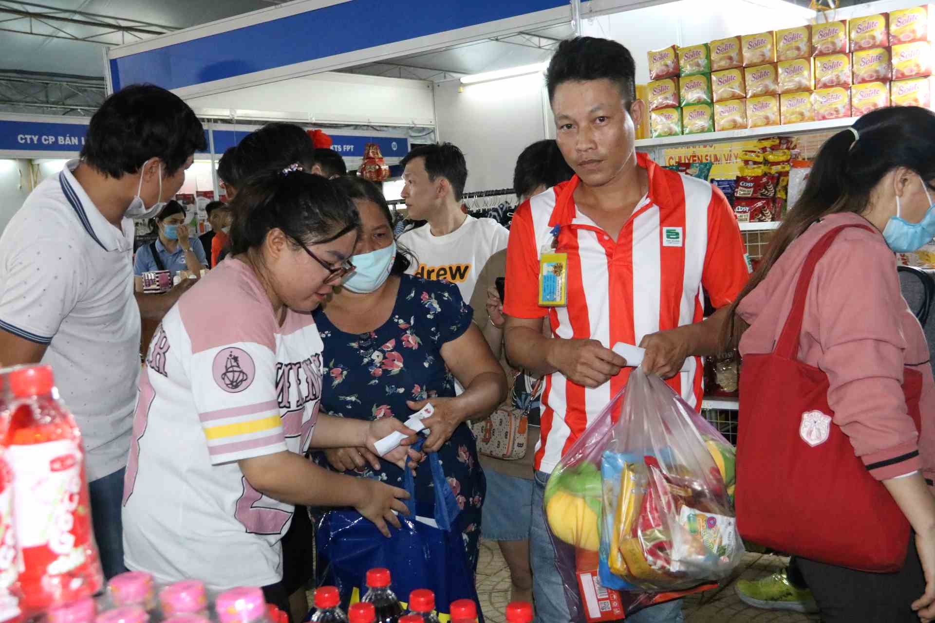 Vào mỗi buổi tối cuối tuần, hàng ngàn người lao động cùng về Trung tâm Văn hóa Lao động tỉnh Bình Dương để mua đồ Tết.