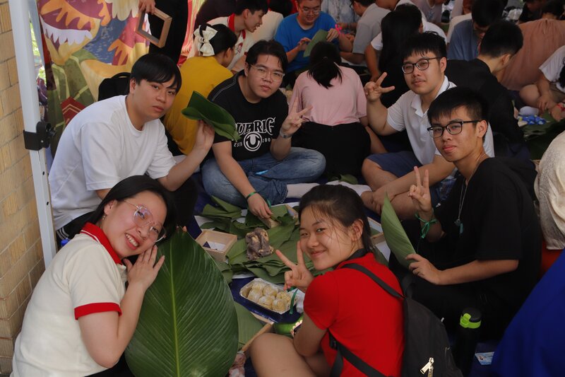 Du học sinh Việt Nam tại Singapore cùng nhau gói bánh trưng trong sự kiện Tết Tâm tình 2024
