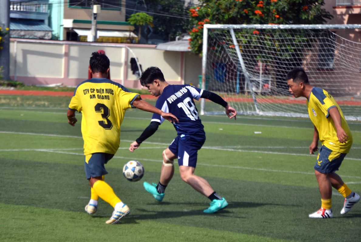Bóng đá nam là một trong số 7 môn thi đấu chính thức tại Hội thao công nhân viên chức lao động tỉnh An Giang năm 2024. Ảnh: Lâm Điền