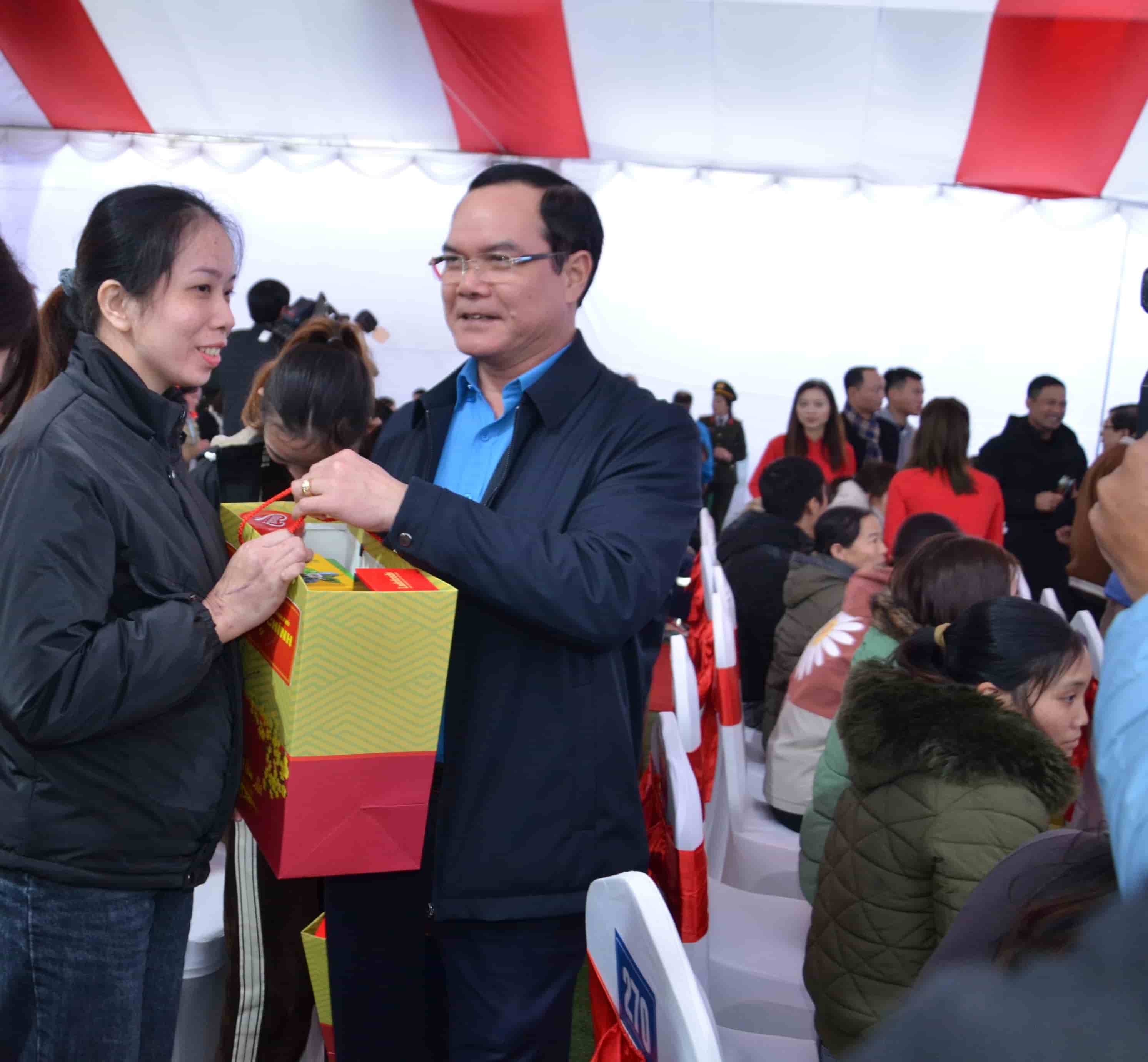 Chủ tịch Tổng LĐLĐ Nguyễn Đình Khang trao quà cho công nhân lao động có hoàn cảnh khó khăn tại Thanh Hoá. Ảnh: Nguyễn Trường