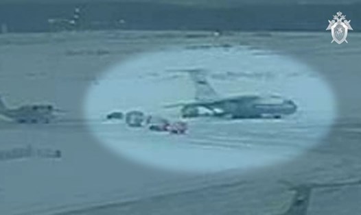 Nga công bố hình ảnh cho thấy tù binh Ukraina được đưa lên máy bay Il-76 để đi trao đổi. Ảnh cắt từ video