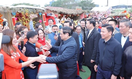 Thủ tướng Chính phủ Phạm Minh Chính gặp gỡ công nhân lao động. Ảnh: Nguyễn Trường