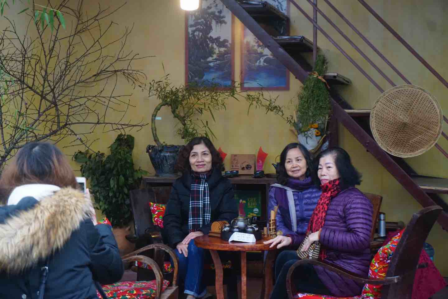 Nhiều người dân tìm lại không khí của Tết Hà Nội xưa. Ảnh: Nhật Minh