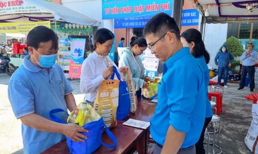 “Chợ Tết Công đoàn năm 2024” tỉnh Trà Vinh có 28 gian hàng trong đó 3 gian hàng 0 đồng phục vụ người lao động có hoàn cảnh khó khăn. Ảnh: Hoàng Lộc