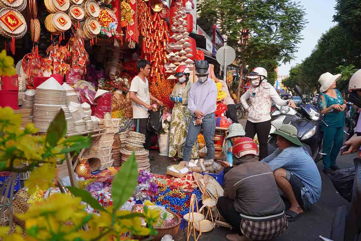 Ghi nhận của Lao Động, tại các cửa hàng bán đồ trang trí ở đường Hải Thượng Lãn Ông (Quận 5) tấp nập người đến tham quan, mua sắm, không khí vô cùng náo nhiệt.