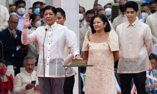 Tổng thống Philippines Ferdinand Romualdez Marcos Jr đứng cạnh Phu nhân trong lễ tuyên thệ nhậm chức ngày 30.6.2022. Ảnh: AFP