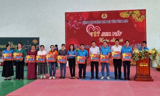 Công đoàn ngành Giáo dục tỉnh Vĩnh Long trao 254 suất quà đến đoàn viên Công đoàn khó khăn. Ảnh: Hoàng Lộc.