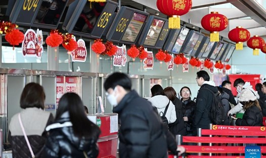 Hành khách làm thủ tục tại Sân bay Quốc tế Tân Hải Thiên Tân ở Thiên Tân, Trung Quốc, ngày 26.1.2024. Ảnh: Xinhua