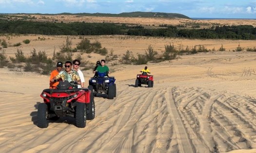 Du khách Hàn Quốc trải nghiệm xe địa hình trên đồi cát Bàu Trắng, Bình Thuận. Ảnh: Duy Tuấn