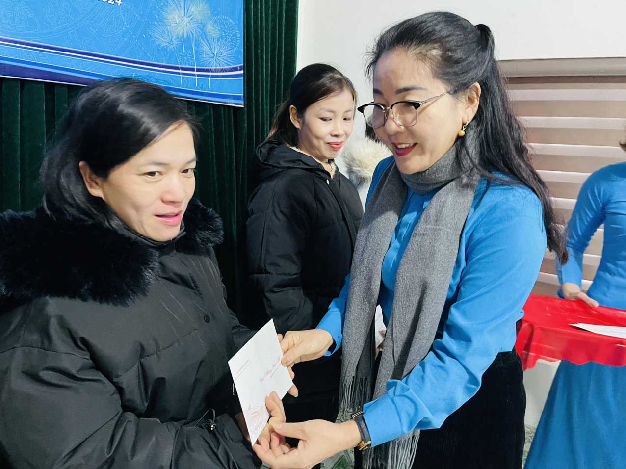 Bà Nguyễn Thị Thu Nhi – Phó Chủ tịch LĐLĐ tỉnh Nghệ An tặng quà cho giáo viên huyện Tân Kỳ. Ảnh: Phúc Lợi