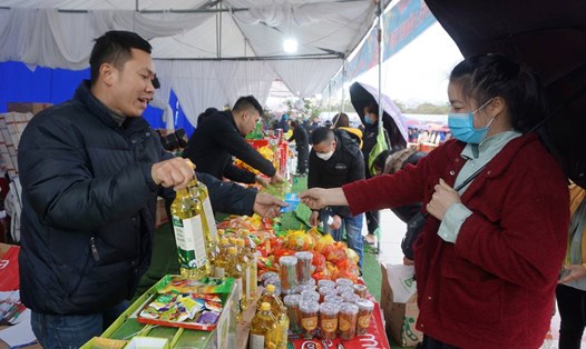 Không khí nhộn nhịp tại chợ tết công đoàn Quảng Ninh 2024. Ảnh: Đoàn Hưng