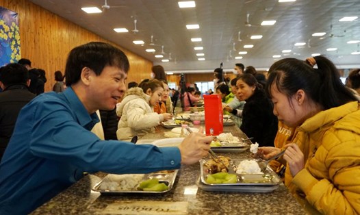Ông Nguyễn Minh Cảnh - Phó Chủ tịch LĐLĐ tỉnh Thanh Hóa ngồi trò chuyện, ăn cơm cùng công nhân lao động. Ảnh: Quách Du