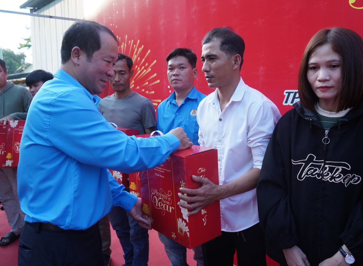 Ông Nguyễn Ngọc Mùi - Phó Chủ tịch Công đoàn Cao su Việt Nam trao quà cho người lao động. Ảnh: Phương Ngân