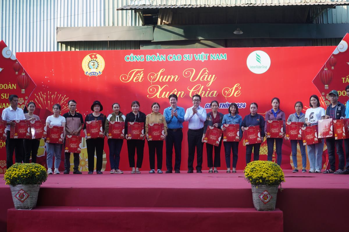 Tết năm 2024, Công đoàn Cao su Việt Nam hỗ trợ hơn 2.700 đoàn viên, người lao động khó khăn. Ảnh: Phương Ngân
