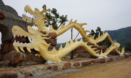 Tại khuôn viên của một doanh nghiệp ở xã Tiên Trang, huyện Quảng Xương, Thanh Hóa, 4 hình tượng rồng thu hút sự chú ý của cộng đồng mạng. Ảnh: Quách Du