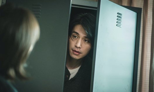 Lee Dong Wook trong vai ông chú bí ẩn, lạnh lùng. Ảnh: Nhà sản xuất