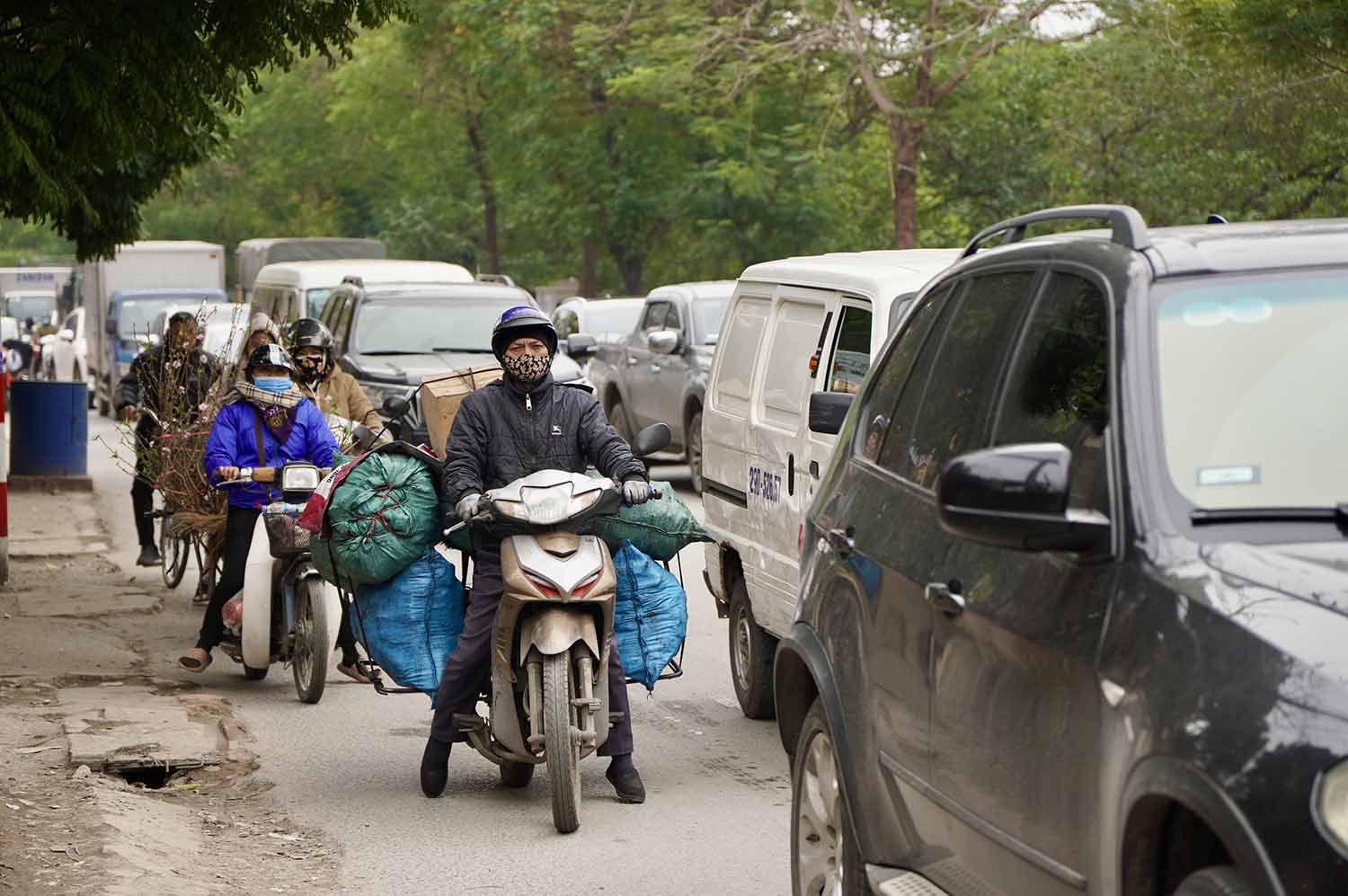 “Đường hẹp, xe đông, nhất là ôtô lớn dày đặc nên chỉ cần sơ sẩy là dễ xảy ra tai nạn. Về đêm khi đường vắng, các đoàn xe ben, container... chạy như đua, gầm rú cày nát mặt đường” - ông Thắng nói và cho biết, người dân mong mỏi thành phố sớm có giải pháp để khắc phục tình trạng này.