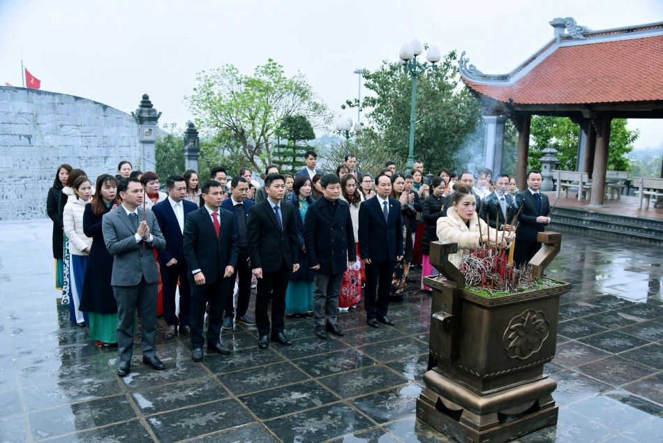 Ban lãnh đạo, cán bộ Công ty Tân Đệ thắp hương báo công dâng Bác tại Đền thờ Bác Hồ. Ảnh: Nam Hồng 