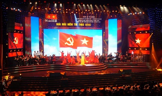 Các tiết mục tại chương trình ca ngợi về Đảng Cộng sản Việt Nam, Bác Hồ kính yêu, quê hương đất nước. Ảnh: Văn Trực
