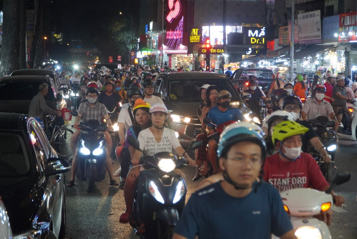Từ khoảng 19h tối 28.1, đường Nguyễn Trãi (Quận 5) đã trở nên nhộn nhịp khi có rất đông người dân đến đây để sắm Tết. Điều này khiến giao thông qua đường này trở nên khó khăn, nhiều thời điểm xảy ra tình trạng ùn ứ, người dân chỉ có thể di chuyển chậm. 