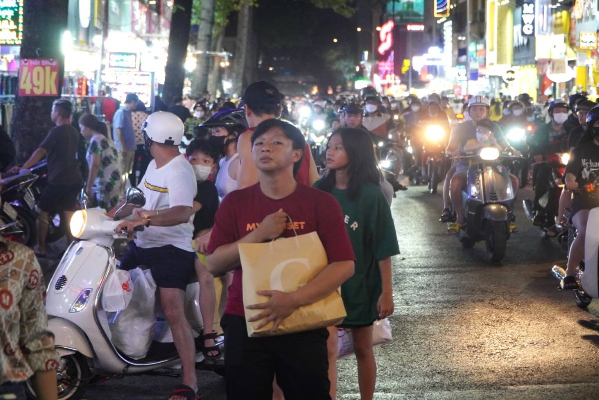 Tay xách, nách mang. Hình ảnh dễ dàng bắt gặp tại đường Nguyễn Trãi của người dân sau khi đến đây và rời đi. 