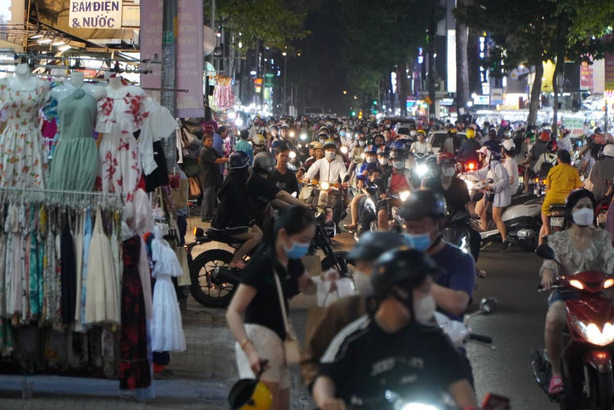 Đến khoảng 22h, đường Nguyễn Trãi vẫn tấp nập người qua lại. Nhiều người tranh thủ ngày cuối tuần để mua sắm, tránh những ngày đông đúc sát Tết Nguyên đán.