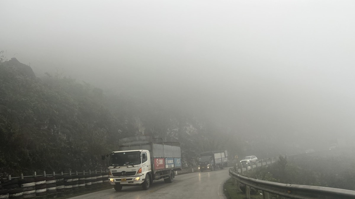 Sương mù dày đặc khiến tầm nhìn của lái xe bị hạn chế. Ảnh: Minh Nguyễn