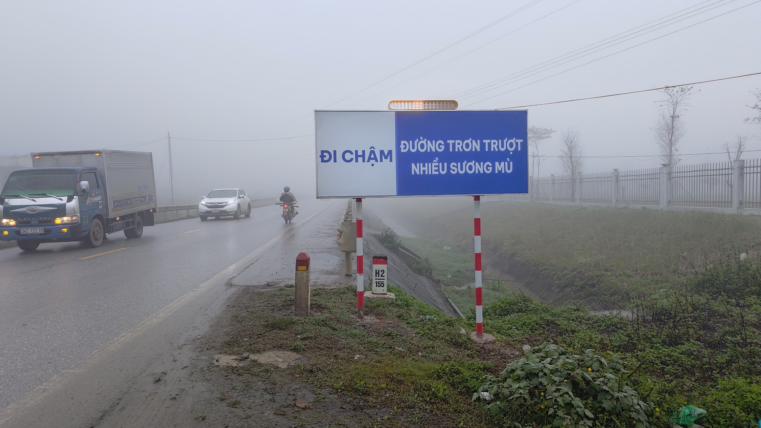 Quốc lộ 6, đoạn đi qua 2 tỉnh Hòa Bình và Sơn La thường xuyên xuất hiện sương mù. Ảnh: Minh Nguyễn.