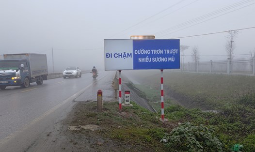 Quốc lộ 6, đoạn đi qua 2 tỉnh Hòa Bình và Sơn La thường xuyên xuất hiện sương mù. Ảnh: Minh Nguyễn.