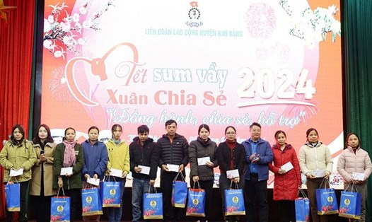 Lãnh đạo LĐLĐ huyện Kim Bảng tặng quà Tết cho người lao động. Ảnh: LĐLĐ Hà Nam