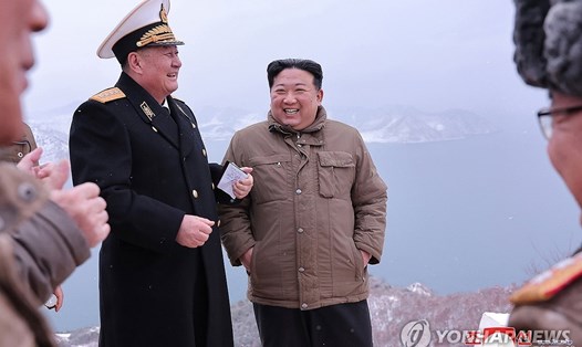 Nhà lãnh đạo Triều Tiên Kim Jong-un thị sát vụ phóng tên lửa hành trình từ tàu ngầm. Ảnh: KCNA/Yonhap