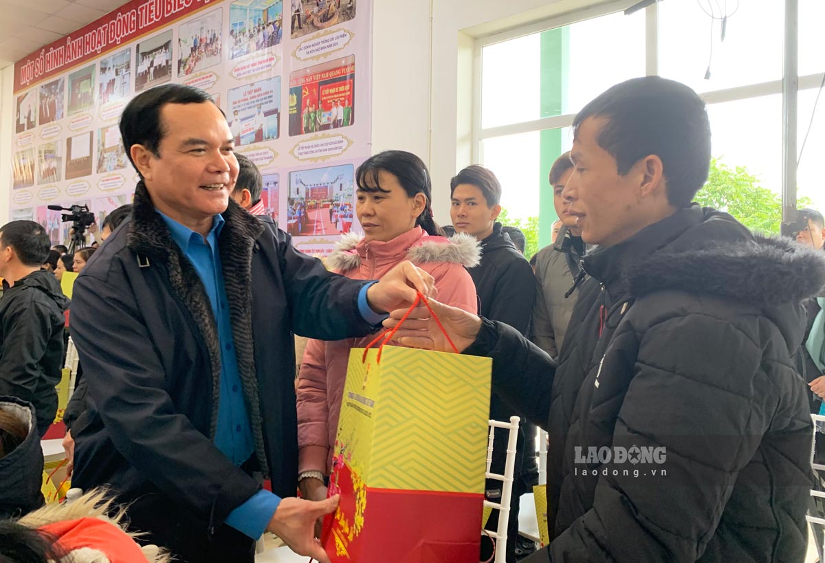 Chủ tịch Tổng LĐLĐ Việt Nam Nguyễn Đình Khang trao quà, hỏi thăm CNLĐ. Ảnh: Lương Hà