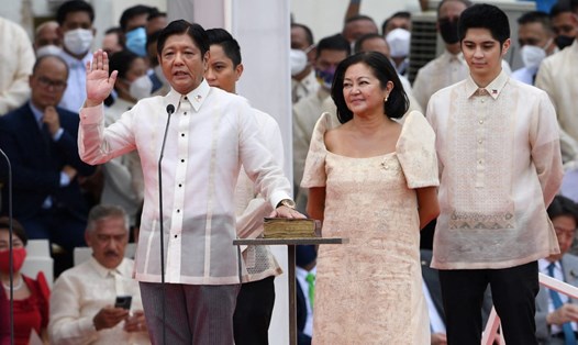 Tổng thống Philippines Ferdinand Romualdez Marcos Jr. đứng cạnh Phu nhân trong lễ tuyên thệ nhậm chức ngày 30.6.2022. Ảnh: AFP
