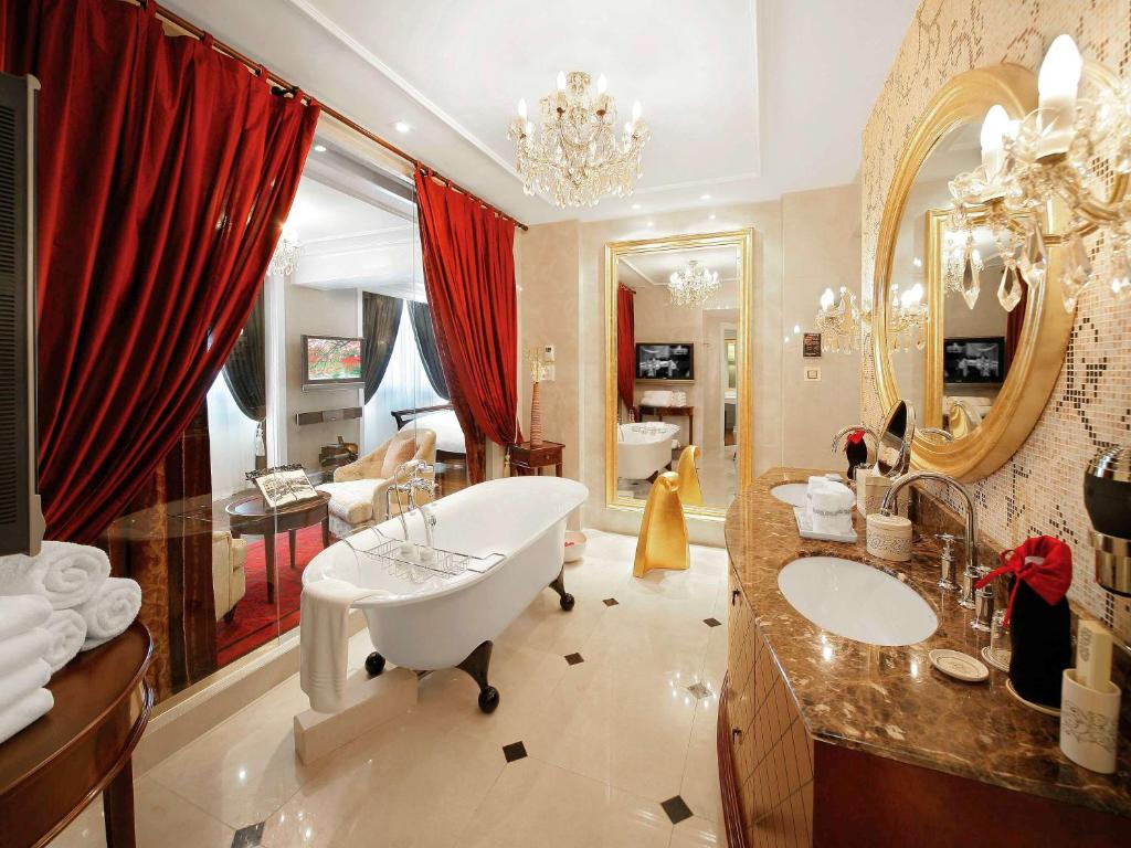 Khách sạn Sofitel Legend Metropole sử dụng đồ dùng phòng tắm bảo vệ môi trường. Ngoài ra, khách sạn cũng tham gia các hoạt động trong lĩnh vực xã hội, môi trường và đóng góp cộng đồng, đặc biệt chú ý đến thực phẩm sạch và bền vững.