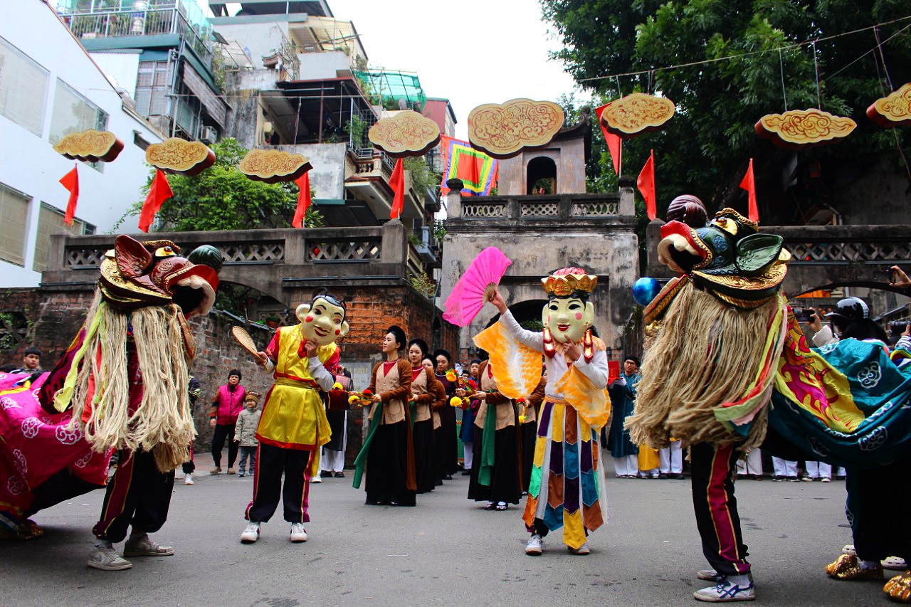 Đoàn rước dừng lại trước Ô Quan Chưởng - di tích đậm dấu ấn kiến trúc Thăng Long xưa. Ảnh: Lê Tuyến