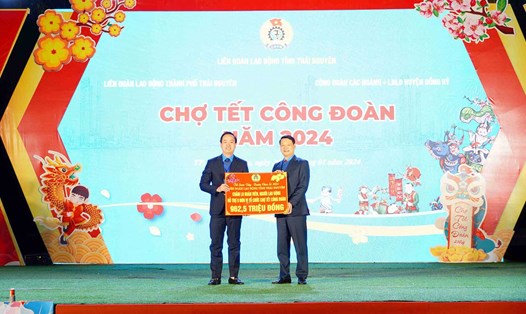 Ông Phạm Việt Dũng - Chủ tịch LĐLĐ tỉnh Thái Nguyên (bên phải) trao hỗ trợ cho các đơn vị tổ chức Chợ Tết Công đoàn.