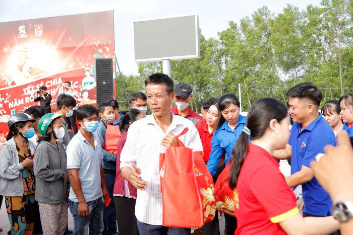 Hình ảnh người dân tại tỉnh Trà Vinh nhận hỗ trợ từ chương trình. Ảnh: SABECO