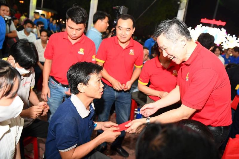 Ông Lester Tan cùng các nhân viên công ty trao tận tay các món quà Tết tại sự kiện ở Bình Dương. Ảnh: SABECO 