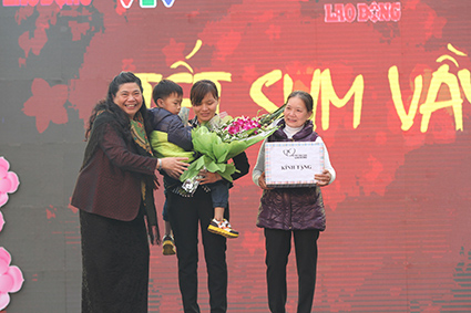 Bà Tòng Thị Phóng - nguyên Ủy viên Bộ Chính trị, nguyên Phó Chủ tịch Thường trực Quốc hội trao quà Tết cho gia đình chị Vũ Thị Thanh tại chương trình “Tết Sum vầy” năm 2015. Ảnh: Lao Động