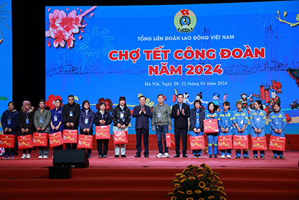 Ủy viên Bộ Chính trị, Bí thư Thành ủy Hà Nội Đinh Tiến Dũng và Ủy viên T.Ư Đảng, Chủ tịch Tổng LĐLĐVN Nguyễn Đình Khang trao quà cho đoàn viên và người lao động tại Lễ kỷ niệm 10 năm “Tết Sum vầy” và khai trương “Chợ Tết Công đoàn năm 2024”. Ảnh: Hải Nguyễn