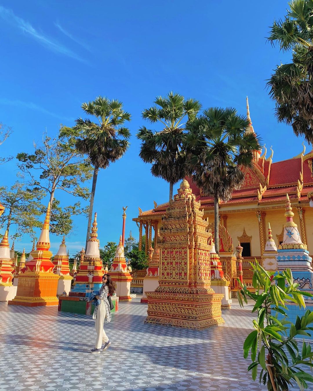 Nằm cách thành phố Bạc Liêu khoảng 10km, chùa Xiêm Cán tọa lạc tại ấp Biển Đông B, xã Vĩnh Thạnh Đông. Trải qua hơn một thế kỷ, công trình vẫn giữ được vẻ đẹp đồ sộ và lộng lẫy bậc nhất trong hệ thống những chùa Khmer Nam Bộ. Du khách đến đây không khỏi ngỡ ngàng trước kiến trúc kiểu Angkor độc đáo và không gian xanh mát của chùa. Ảnh: Ta Thuy Duong