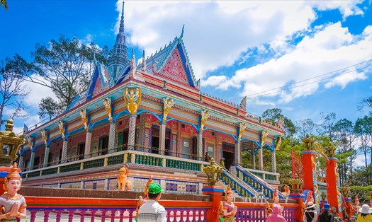 Chùa Chén Kiểu (xã Đại Tâm, huyện Mỹ Xuyên), là một trong những ngôi cổ tự có nét kiến trúc độc đáo. Nét nổi bật đặc trưng của ngôi chùa này là ở những bức tường được ốp bởi những mảnh chén, dĩa, sành sứ nhìn rất độc đáo nhưng vô cùng thẩm mỹ đẹp lạ. Ảnh: Tạ Quang