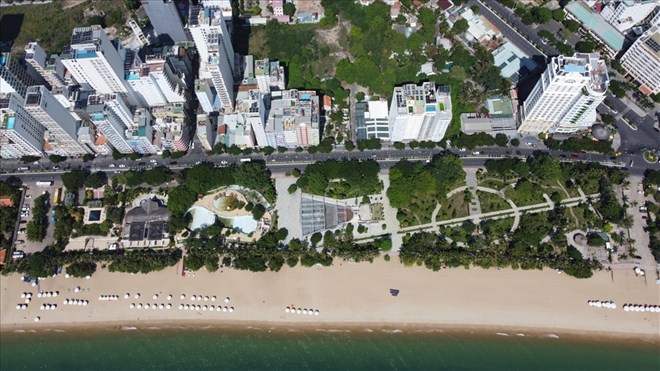 Công viên Phù Đổng ở Nha Trang được bố trí làm phố đi bộ, ẩm thực. Ảnh: Hữu Long
