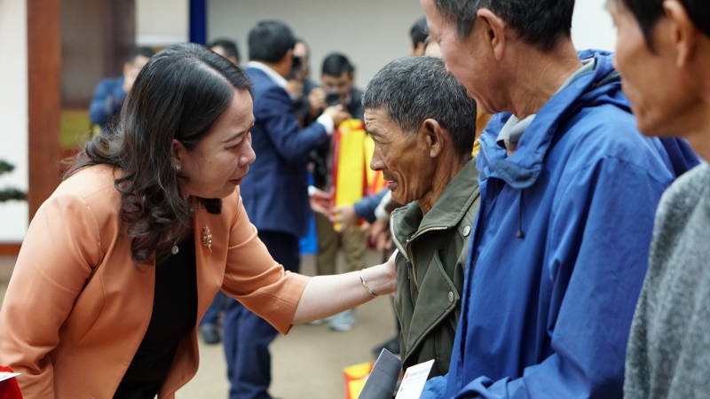 Phó Chủ tịch nước ân cần thăm hỏi đời sống của đối tượng chính sách và người dân tại Quảng Nam. Ảnh: Hoàng Bin.