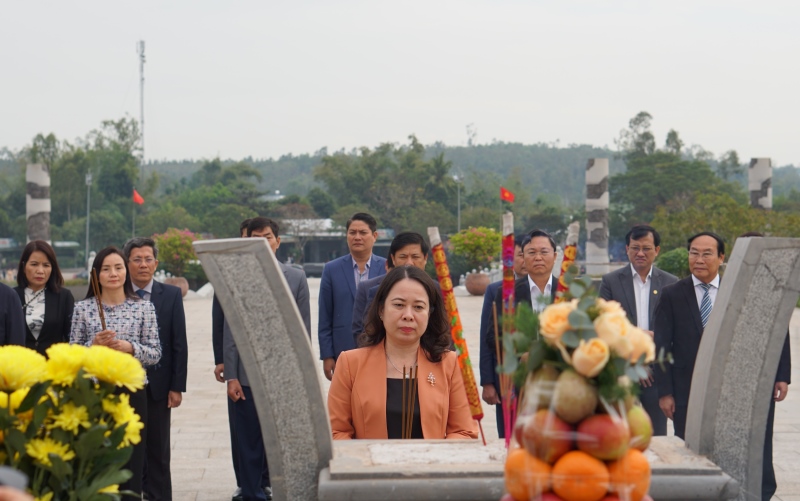 Phó Chủ tịch nước Võ Thị Ánh Xuân đặt vòng hoa, viếng hương tại công trình Tượng đài Mẹ Việt Nam Anh hùng (xã Tam Phú, TP Tam Kỳ). Ảnh: Hoàng Bin