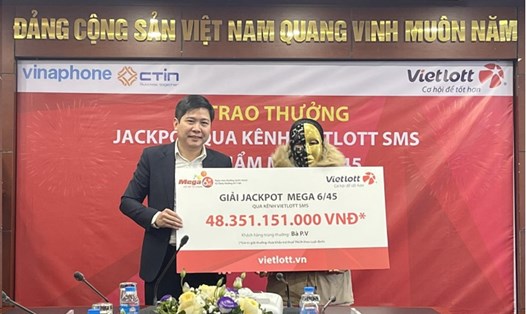 Chị P.V nhận giải Jackpot trị giá hơn 48 tỉ đồng. Ảnh: Vietlott