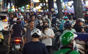 Nhịp sinh sống 24h: Phố thời trang và năng động có tiếng ở Thành Phố Hồ Chí Minh kẹt kín người sắm Tết